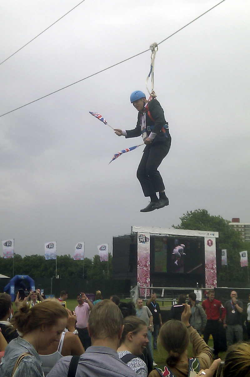 Illustration for article titled London Mayor Boris Johnson Got Stuck On A Zipline